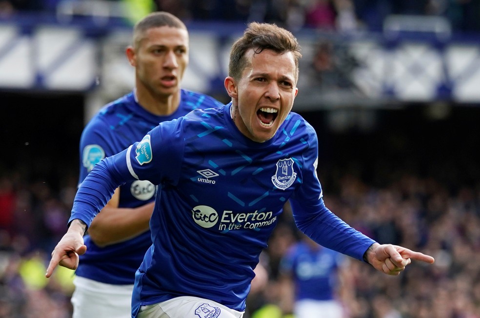 Bernard comemora gol pelo Everton, da Inglaterra; jogador foi vendido pelo Galo em 2013 — Foto: Reuters