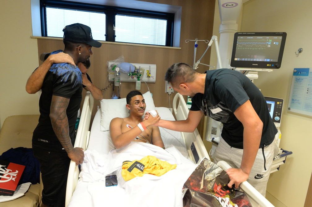 Diego Alves cumprimenta Francisco, um dos sobreviventes &acirc;?? Foto: Alexandre Vidal/Flamengo
