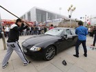 Lista reúne Maserati destruída a marretadas e mais protestos curiosos