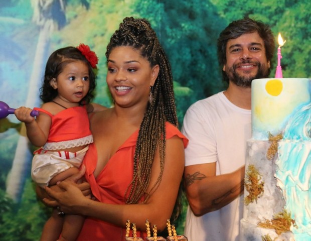 Juliana Alves e Ernani Nunes cantam parabÃ©ns para Yolanda (Foto: AgNews)