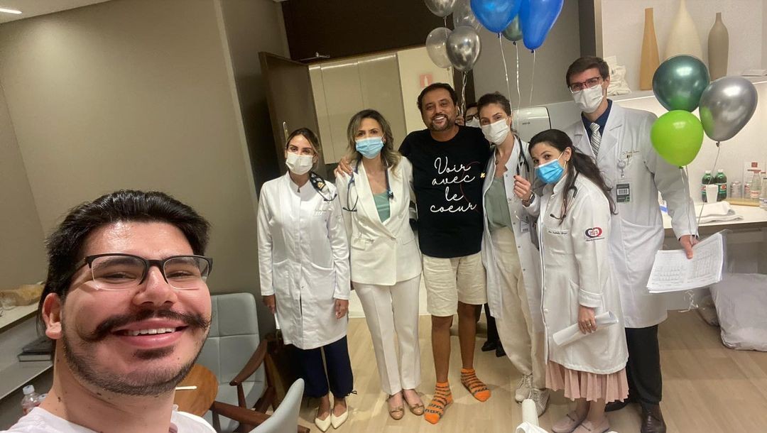 Geraldo Luís com equipe médica (Foto: Reprodução/Instagram)