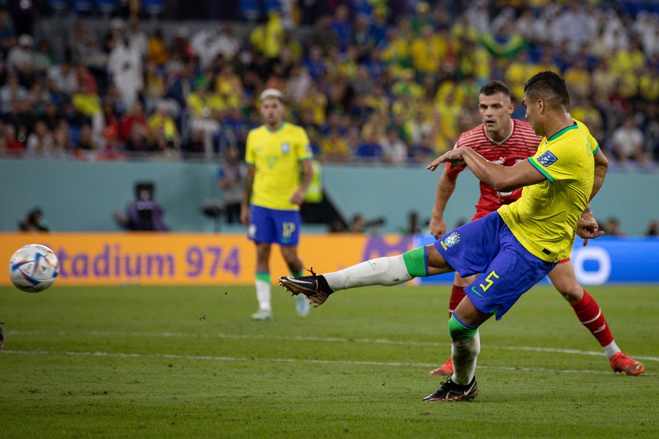 Casemiro chuta para marcar o gol da vitória da seleção brasileira, por 1 a 0, contra a Suíça na Copa do Mundo