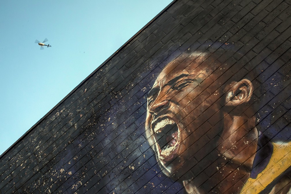 26 de janeiro - Helicóptero voa sobre centro de Los Angeles (EUA), onde mural homenageia Kobe Bryant  — Foto: Apu Gomes/AFP