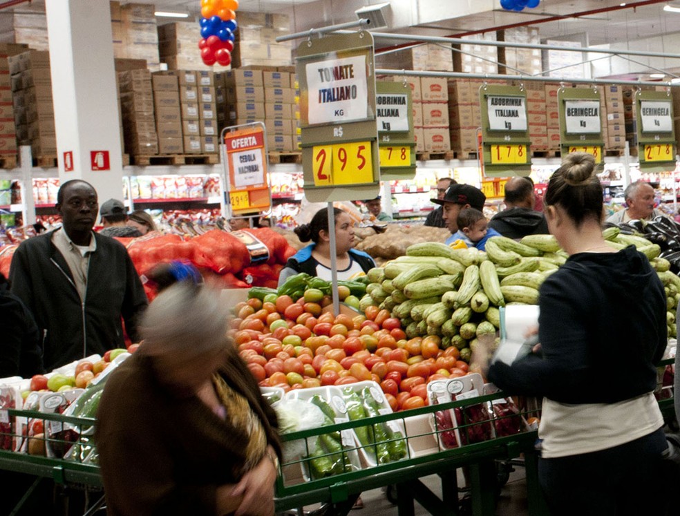 Pressão inflacionária na cesta de alimentos, que não cedeu no segundo trimestre, fez consumidor buscar atacarejo — Foto: Silvia Costanti/Valor