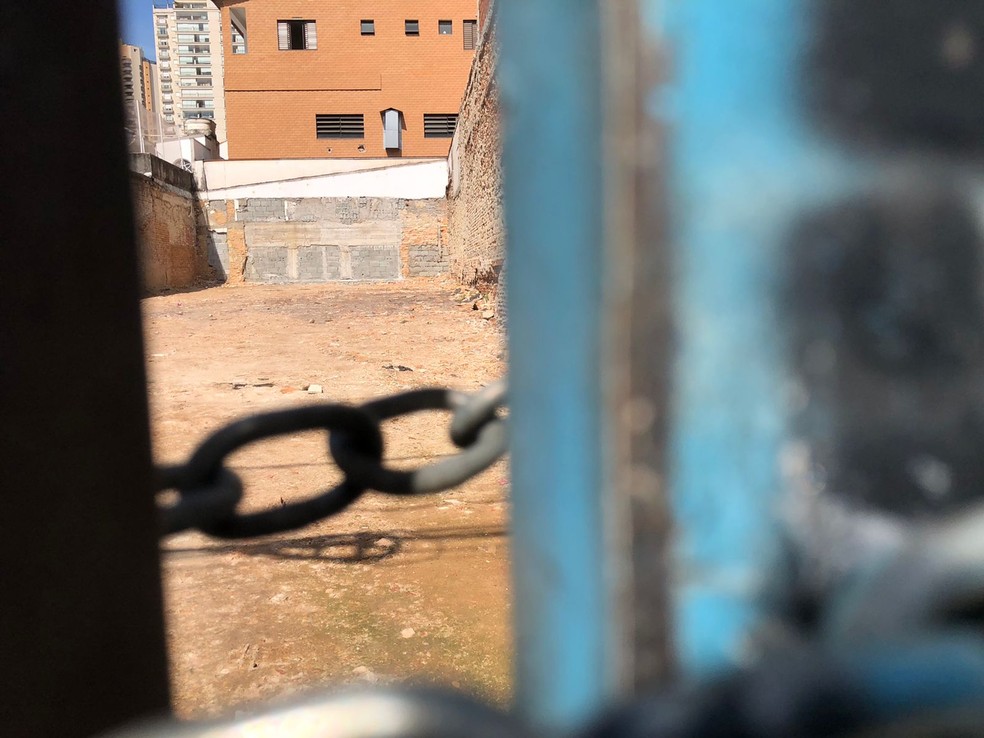 Polícia investiga furto de carros de fãs do Maroon 5 em estacionamento clandestino após show da banda em estádio — Foto: Bernardo Bortolotto/TV Globo