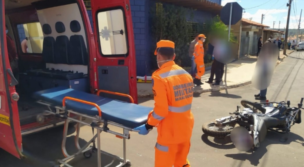 Batida entre moto e ônibus deixa dois feridos em Alfenas, MG