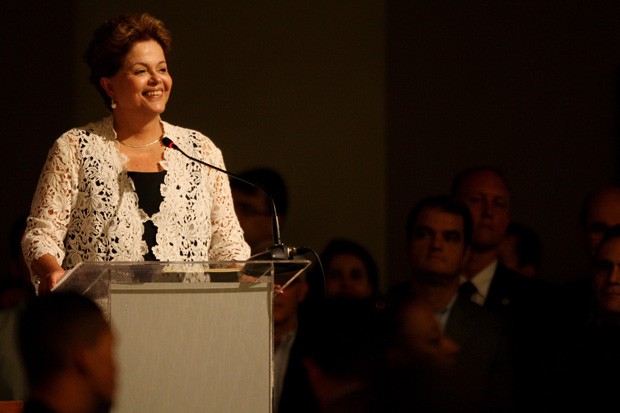 ~A presidente Dilma Rousseff discursa durante a Convenção Nacional do PMDB, realizada neste sábado em Brasília (DF) (Foto: Beto Barata/Estadão Conteúdo)