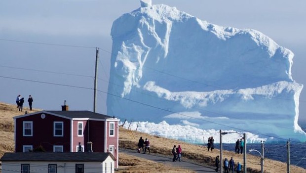 Grande bloco de gelo passa pelo 'beco dos Icebergs' em Newfoundland (Foto: Reuters via BBC)