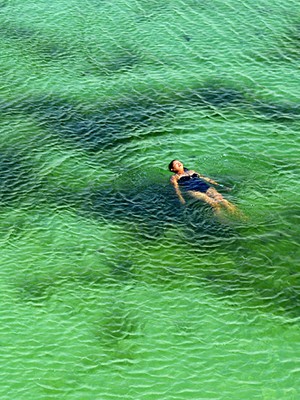 Banho nas lagoas é um dos atrativos dos Lençóis Maranhenses (Foto: Maurício Araya / G1)