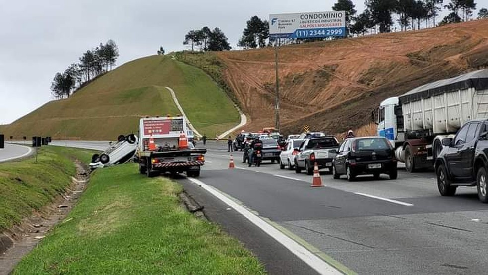 Capotamento deixa pessoa gravemente ferida em rodovia de São Roque  — Foto: Rafael Barros/Arquivo pessoal