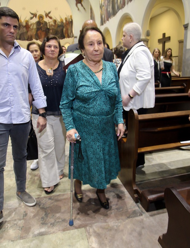 Dona Maria do Céu, mãe de Gugu Liberato, recebe carinho em missa de sétimo dia do filho (Foto: Patrícia Devoraes/Brazil News)