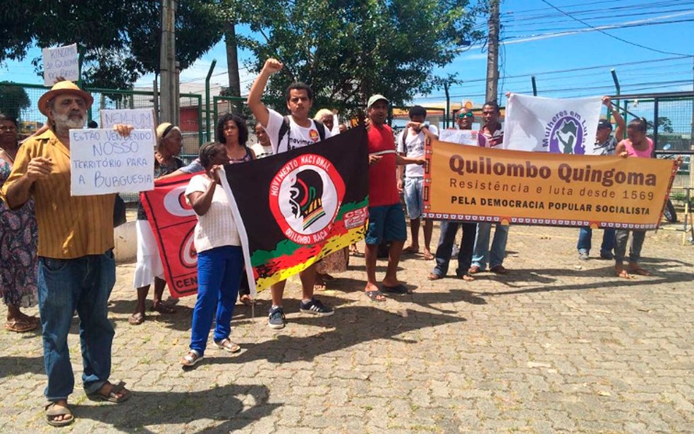 Em protesto, grupo pede demarcação de território Quilombola em Lauro de Freitas, região metropolitana de Salvador — Foto: Eduardo Barbosa/TV Bahia