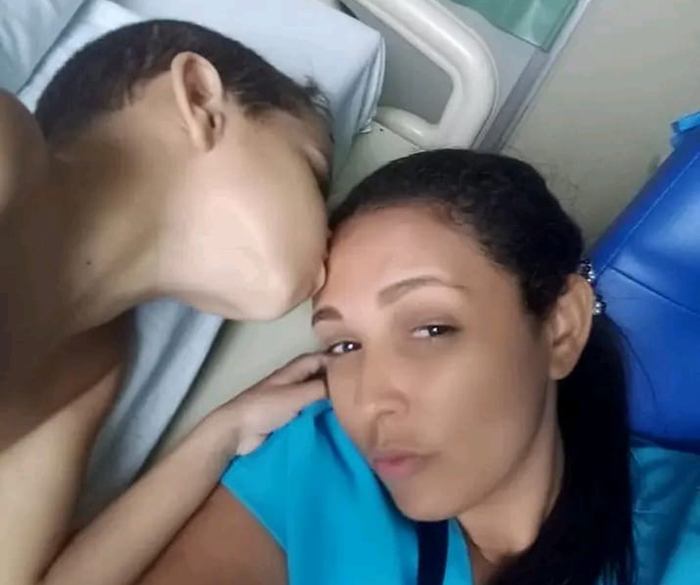 Grazy ao lado do filho John. Ambos lutam contra a anemia falciforme e aguardam o transplante para o garoto. &mdash; Foto: Cedida