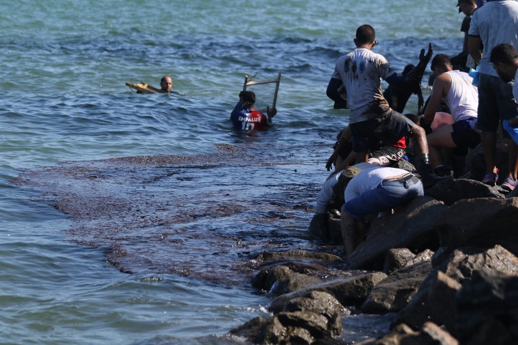 Voluntários recolheram óleo no mar, na praia do Janga, em Paulista, no Grande Recife, nesta quarta-feira (23) — Foto: Marlon Costa/Pernambuco Press