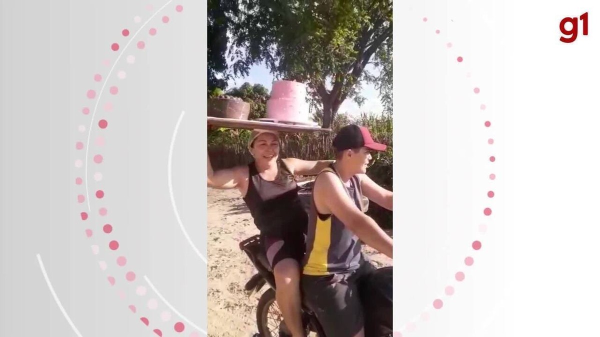 Cearense viraliza com entregas levando bolos na cabeça e de motocicleta ...