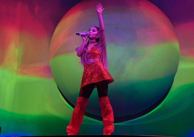 Ariana Grande revela que está doente e talvez cancele os próximos shows da tour  (Foto: Getty Image )