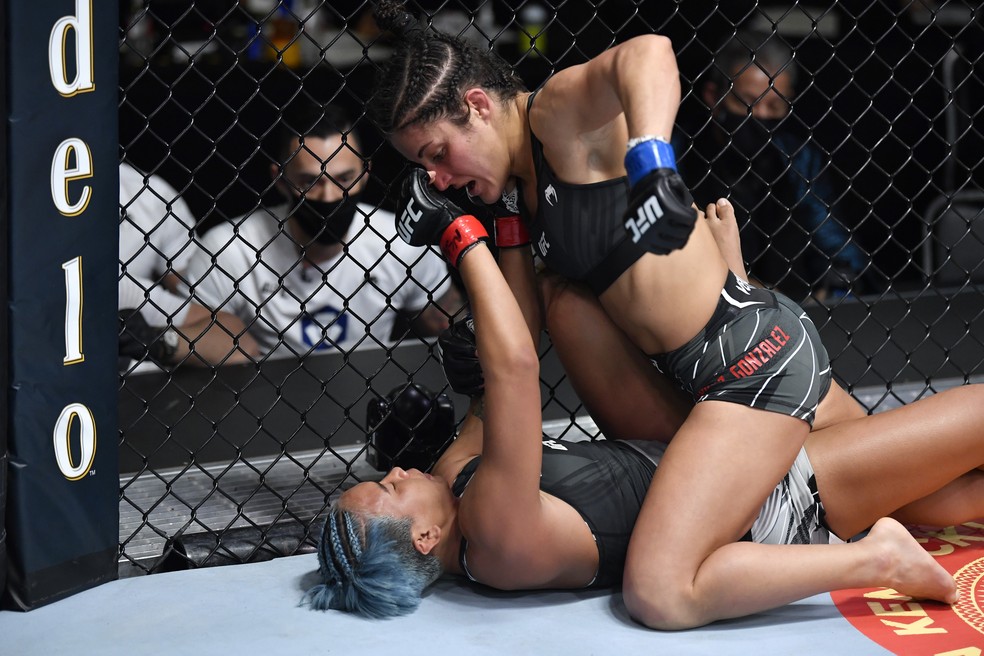 Lupita Godinez foi superior a Loma Lookboonmee no chão no UFC Vieira x Tate — Foto: Getty Images