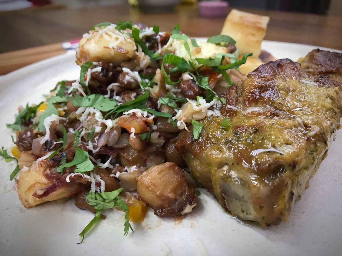 Baião De Dois Com Costelinha Assada E Mandioca Na Manteiga De Garrafa