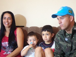 Esta já é a quinta missão do sargento Costa, mas a família conta que vai sentir muita saudade   (Foto: Cristiane Paião/ G1)