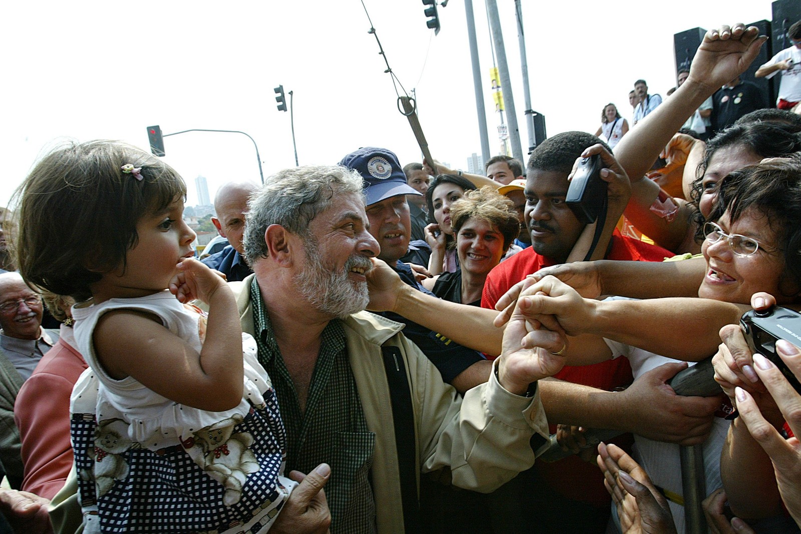 Lula cumprimenta populares durante a inauguração da 1ª etapa da obra de prolongamento da Avenida Radial Leste, em Itaquera, SP. — Foto: Ricardo Stuckert