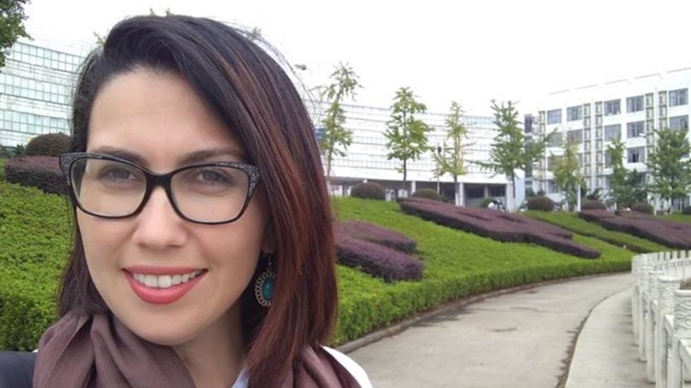  Indira Mara Santos no campus da Universidade de Huazhong, na China. Ela tentou voltar para o Brasil, mas não conseguiu — Foto: arquivo pessoal/BBC