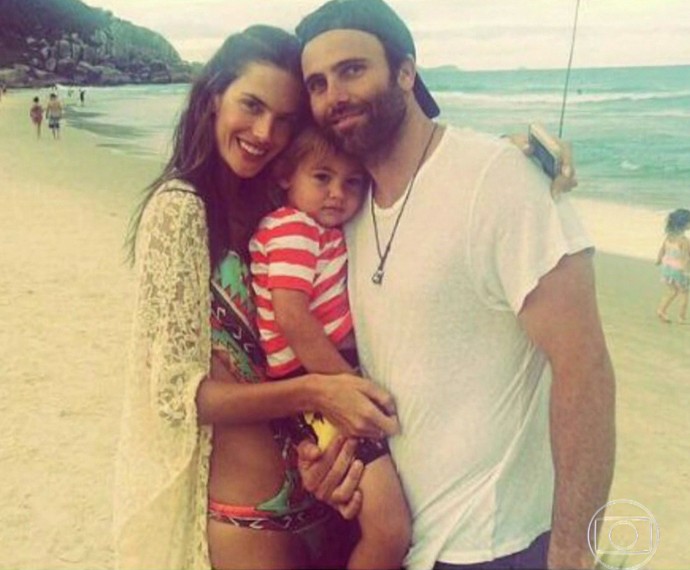 Alessandra com o noivo e a filha (Foto: TV Globo)