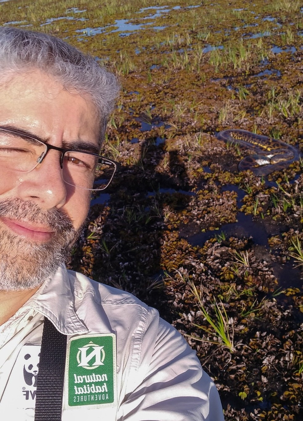 Biológo fez "selfie" com a serpente — Foto: Reprodução/ Helder Brandão 