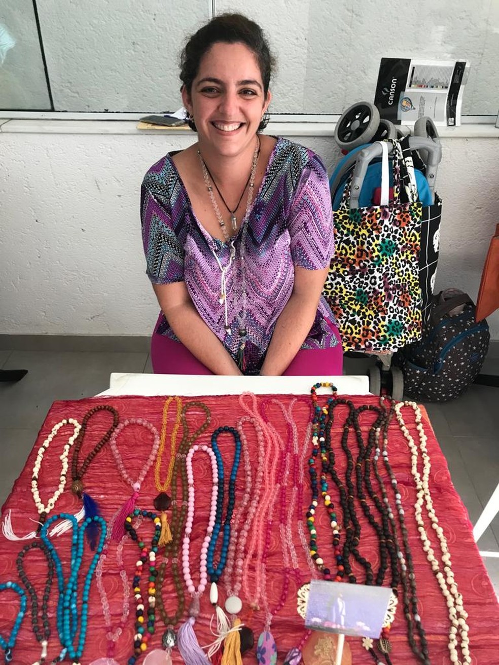 Imigrantes fazem artesanato e alimentos para vender em Florianópolis — Foto: Kiria Meurer/NSC TV