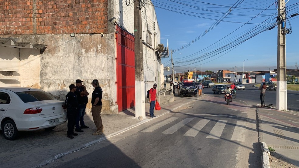 Um dos mandados foi cumprido no depósito de uma loja de sapatos no bairro do Clima Bom — Foto: Douglas Lopes - TV Gazeta