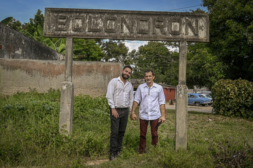 Adiel Gonzalez e Lázaro Gonzalez se casam em Bolondron, em Cuba, em 13 de outubro de 2022 — Foto: Adalberto Roque/AFP