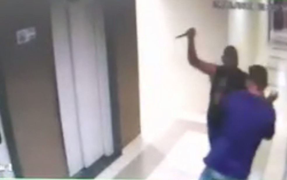 Imagens das câmeras de segurança mostram quando Helenito tenta fugir das agressões, mas não consegue — Foto: Reprodução/TV Anhanguera