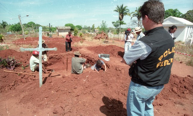 Escavação no cemitério de Xambioá que encontrou ossada do guerrilheiro Bergson Gurjão, em 1996