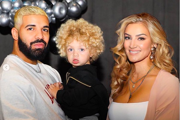 A imagem editada compartilhada pela mãe do filho de Drake, Sophie Brussaux, mostrando ela e o rapper com os cabelos pintados com a mesma cor dos cabelos do filho dos doiscabelos  (Foto: Instagram)