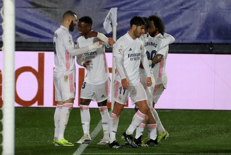 Benzema e Vini se abraçam — Foto: Juanjo Martín/EFE