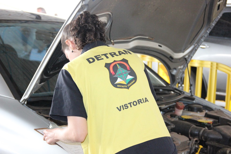Servidora do Detran-DF faz vistoria veicular — Foto: Valquíria Cunha/Detran-DF
