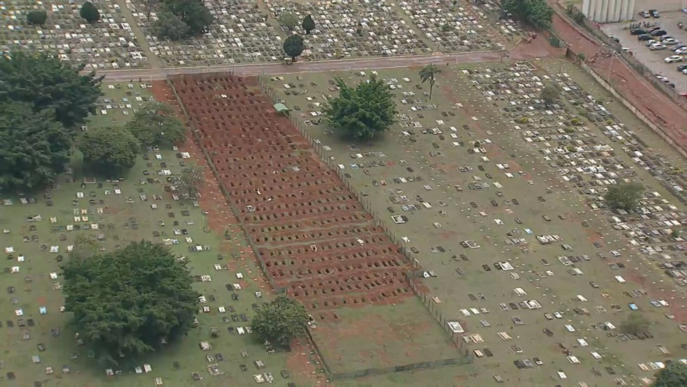 Vista pelo Globocop dos novos espaços para sepulturas no Cemitério de Taguatinga — Foto: TV Globo/Reprodução