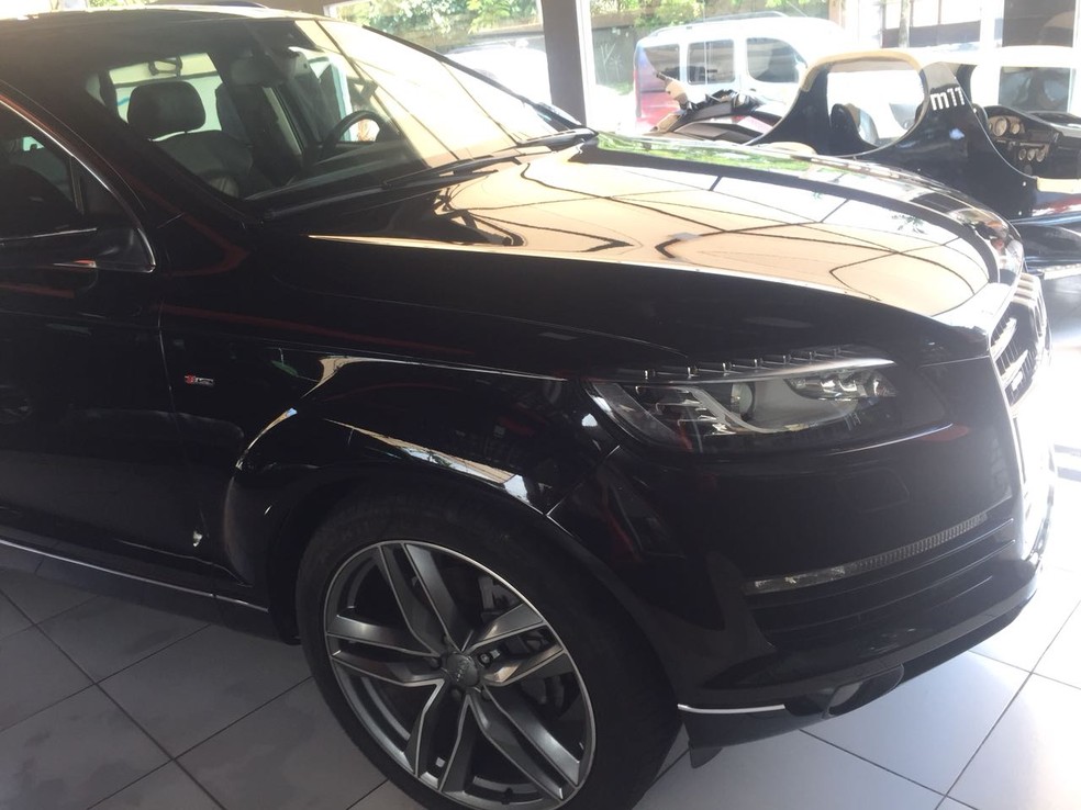 Entre os bens comercializados, estavam carros de luxo, localizados em loja de Guarujá, SP (Foto: Andressa Barbosa/G1)