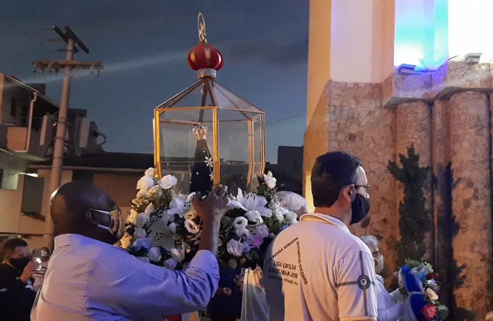 Imagem Nossa Senhora Aparecida chega ao Santuário Nossa Senhora do Perpétuo Socorro, em Campos — Foto: Alice Sousa - G1