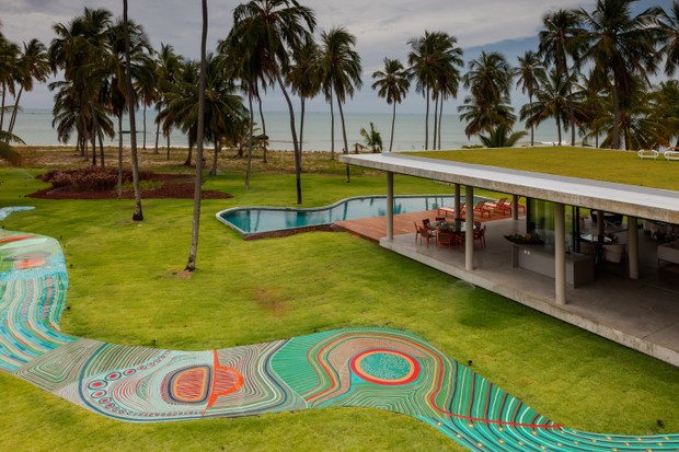 No litoral de Alagoas, casa de praia possui telhado verde e muita arte popular (Foto: Rogério Magalhães)