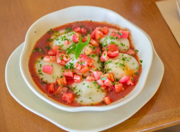 Finalize o ravioli vegano com tomates picados frescos e salsinha a gosto (Foto: Divulgação)