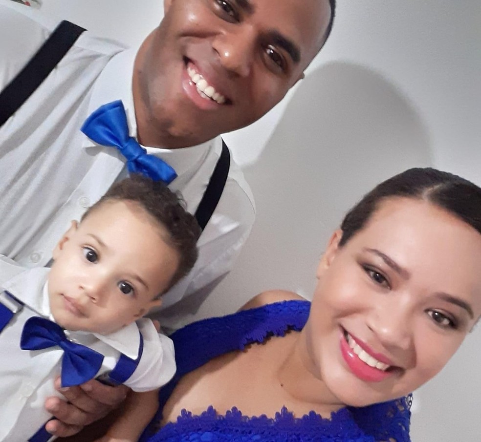 Menino Arthur, que morreu em Bauru (SP) após ser esquecido em carro, com os pais — Foto: Arquivo Pessoal
