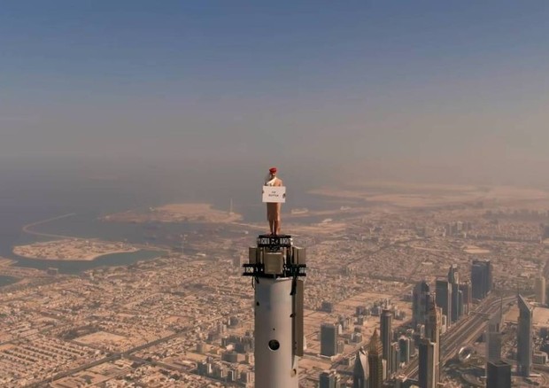 Companhia aérea leva 'aeromoça' para o topo do edifício mais alto do mundo e grava vídeo viral (Foto: Reprodução/Instagram)