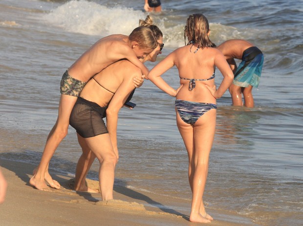 Fernanda Lima e Rodrigo Hilbert curtem praia com os filhos (Foto: Julio Cesar / AgNews)