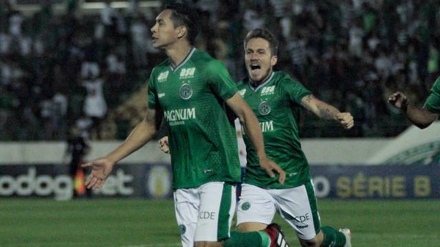 Igor Henrique comemora o primeiro gol do jogo 