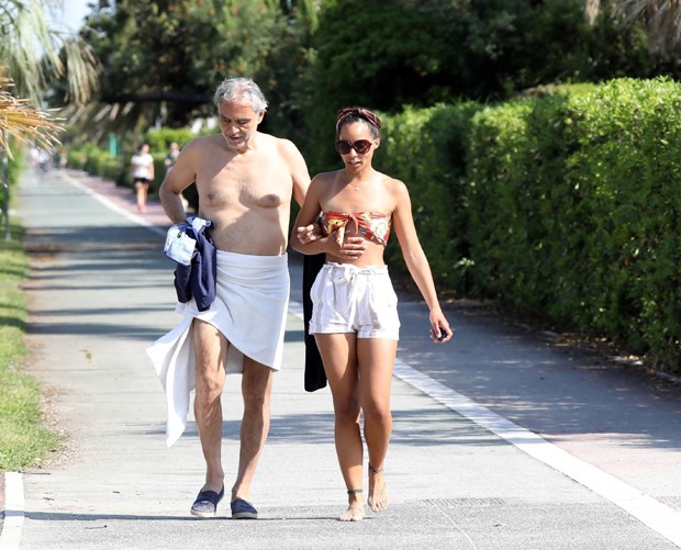Andrea Bocelli é clicado bem à vontade, só de toalha, na Itália - Quem