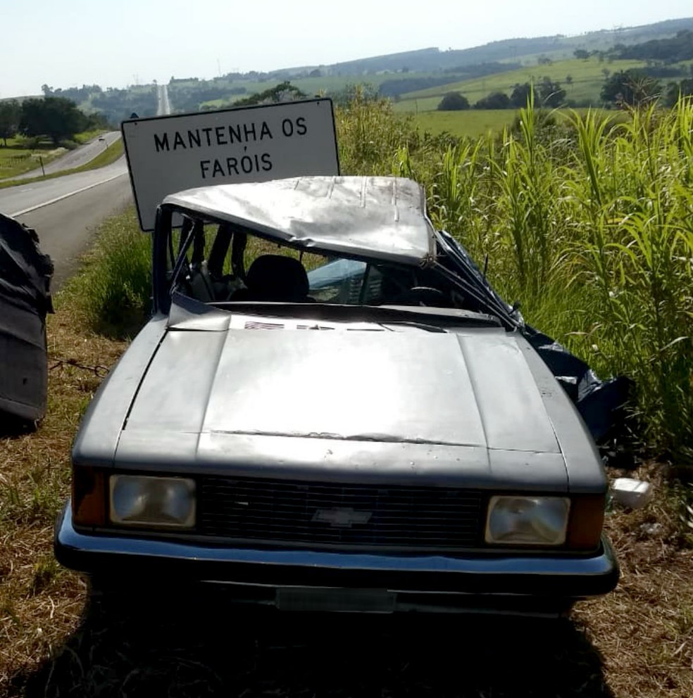 Após capotar, carro ficou com o teto afundado e foi parar no acostamento da SP-294 — Foto: Polícia Rodoviária/Divulgação