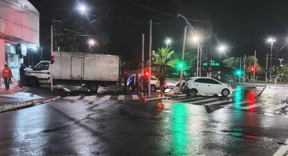 Acidente chamou a atenção dos moradores de Barcelona, que fizeram imagens da colisão — Foto: Reprodução/TV Gazeta