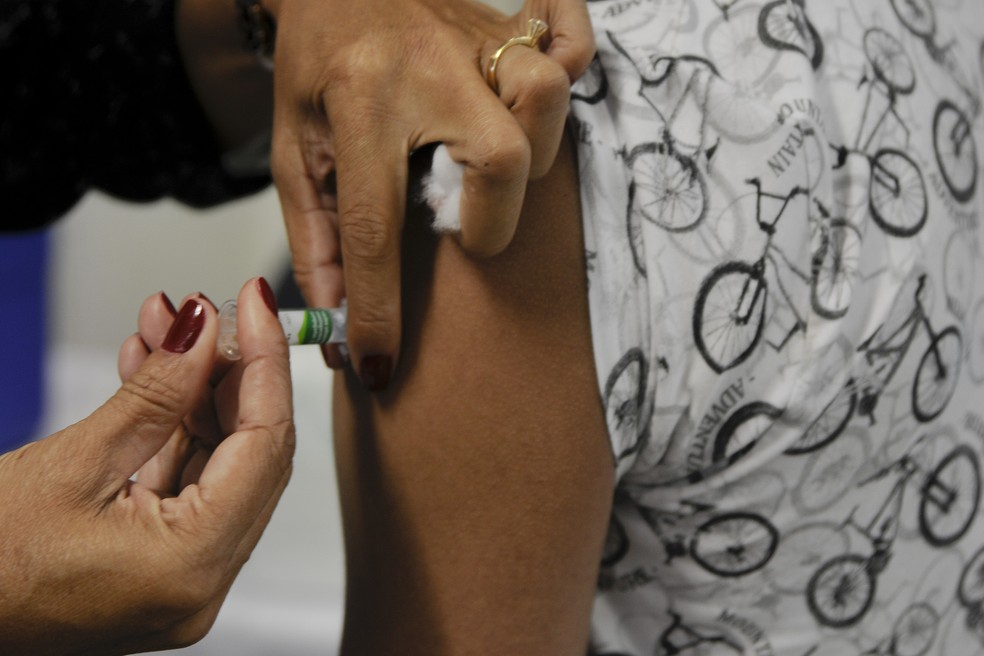Servidora da Saúde do DF aplica vacina contra HPV em adolescente, em imagem de arquivo — Foto: Geovana Albuquerque/Agência Saúde