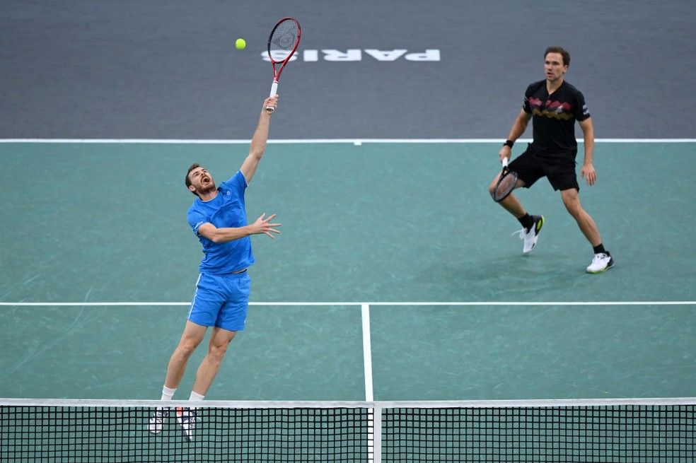 Jamie Murray tenta alcançar bola na partida deste sábado — Foto: Justin Setterfield/Getty Images