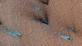 Tanto a água quanto o gelo seco têm um papel importante na escultura da superfície de Marte em altas latitudes — Foto: Crédito: NASA/JPL-Caltech/University of Arizona